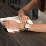 RELOGIO PRATA COM CORAÇÃO MONDAINE FEMININO ORIGINAL - Imagem 2