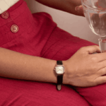 RELOGIO MONDAINE FEMININO COM PULSEIRA COURO PRETA ORIGINAL - Imagem 2